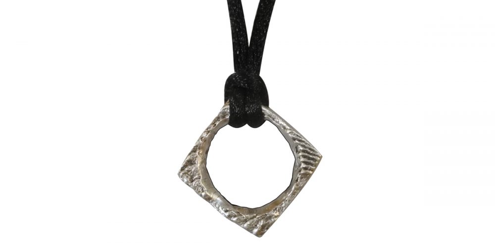 Collana con pendente quadrato