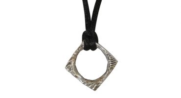 Collana con pendente quadrato
