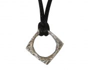 Collana con pendente quadrato